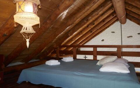 Rustico Girasole: Property, Building, Window, Wood, Architecture, Comfort, House, Beam, Wall, Attic