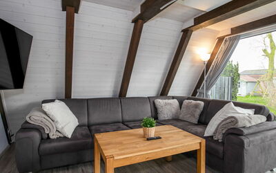 Fedderwardersiel 637.6: Couch, Furniture, Property, Plant, Table, Comfort, Wood, Living Room, Interior Design, Floor