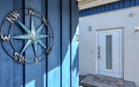 Achterblick 2: Daytime, Wheel, Blue, Door, Azure, Automotive Tire, Wood, Building, Architecture