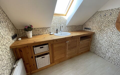 Tribbevitz: Cabinetry, Countertop, Building, Sink, Wood, Tap, Interior Design, Architecture, Houseplant, Floor