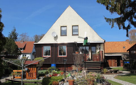Kleine Auszeit: Plant, Sky, Window, Building, Tree, House, Land Lot, Cottage, Neighbourhood, Grass