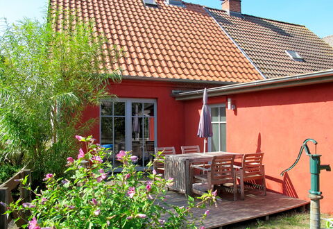 Kapitänshaus Leo: Plant, Flower, Building, Property, Window, Sky, Green, Cottage, House, Wood