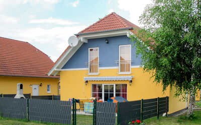 Verchen 608: Sky, Cloud, Plant, Building, Window, Property, House, Tree, Fence, Land Lot