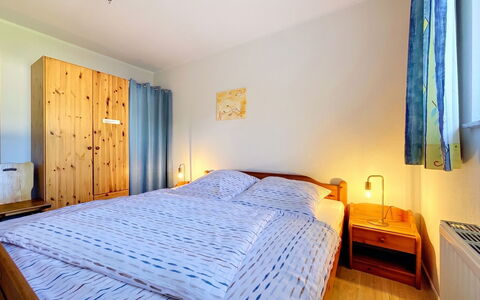 Plau am See 621: Bed, Bedroom, Bed Sheet, Interior Design, Furniture, Bedding, Floor, Bed Frame, Flooring, Room
