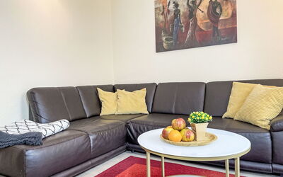 Lenzer Höh 621.1: Furniture, Couch, Property, Table, Product, Comfort, Rectangle, Interior Design, Studio Couch, Living Room