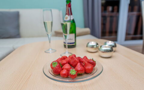 Stangerode 638: Food, Table, Tableware, Bottle, Dishware, Fruit, Drinkware, Ingredient, Plate