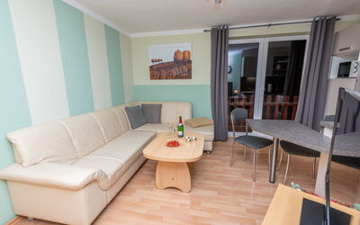 An der Eine 638.1: Couch, Table, Furniture, Wood, Picture Frame, Living Room, Studio Couch, Flooring, Comfort, Interior Design