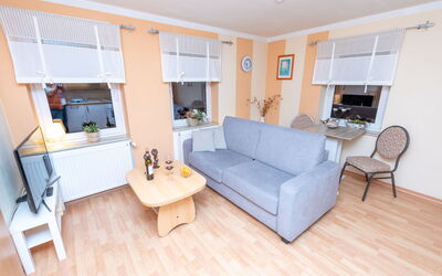 An der Eine 638.2: Couch, Furniture, Azure, Picture Frame, Living Room, Interior Design, Architecture, Table, Houseplant, Studio Couch
