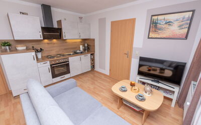 An der Eine 638.3: Property, Table, Furniture, Cabinetry, Wood, Home Appliance, Interior Design, Couch, Living Room, Floor