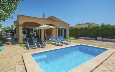 Frijoles: Water, Plant, Sky, Property, Swimming Pool, Building, Azure, Shade, Tree, Grass