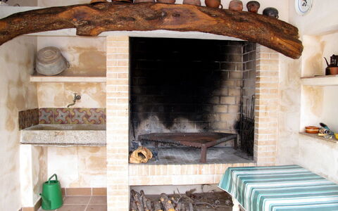 Es Barracar: Hearth, Fireplace, Room, Property, Furniture, Interior Design, Wall, Masonry Oven, Tile, Building