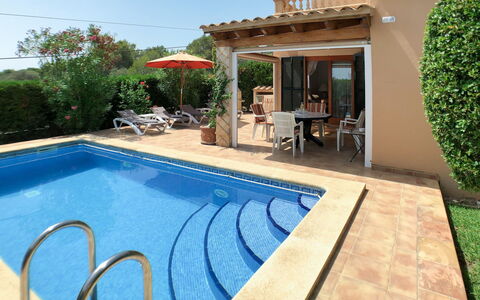 Schnuffi: Swimming Pool, Property, Building, Real Estate, House, Home, Villa, Backyard, Tile, Estate