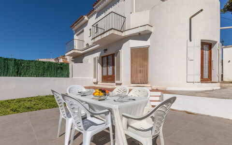 L'Escapade: Residential Area, Home, Composite Material, Balcony, Apartment, Plaster, Daylighting, Villa, Tile