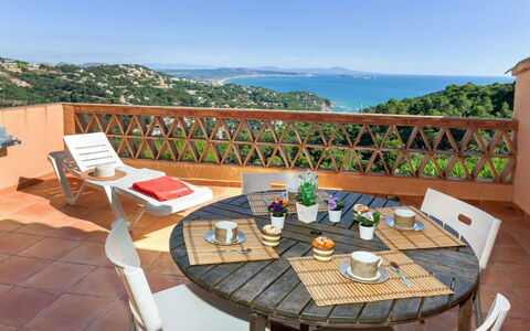 Xarmada Guillermo: Property, Furniture, Room, House, Real Estate, Building, Table, Vacation, Villa, Resort