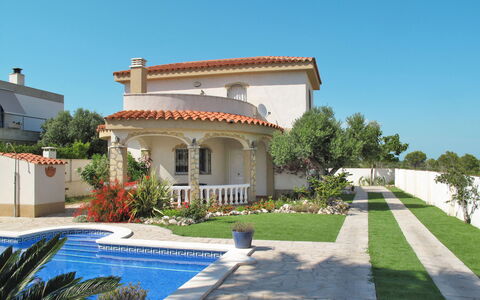 Silvia: Plant, Sky, Window, Building, Botany, Tree, Shade, House, Residential Area, Leisure