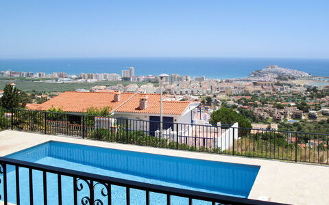 Grecia: Sky, Water, Building, Daytime, Property, Window, Azure, House, Body Of Water, Tree