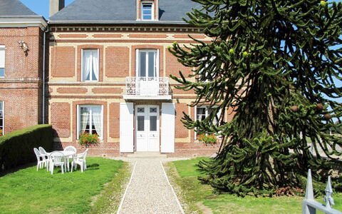 Le Domaine du Vasouy: Property, Building, Plant, Window, Land Lot, Architecture, Grass, House, Door, Cottage