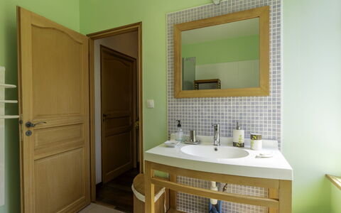 La Rose des Vents: Mirror, Tap, Sink, Bathroom Sink, Property, Plumbing Fixture, Building, Bathroom, Door