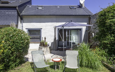 Entre Mer et Jardin: Plant, Building, Property, Window, House, Sky, Land Lot, Cottage, Architecture, Grass