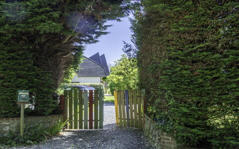 Entre Mer et Jardin: Plant, Sky, Road Surface, Land Lot, Building, Woody Plant, Shade, Grass, Hedge, Shrub