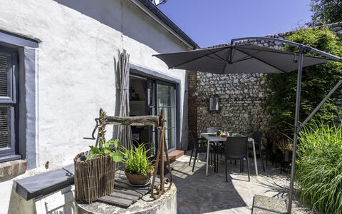 Entre Mer et Jardin: Plant, Property, Window, Sky, Building, Architecture, Flowerpot, Cottage, Residential Area, Neighbourhood