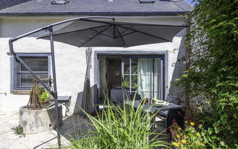 Entre Mer et Jardin: Plant, Building, Window, Shade, Architecture, Land Lot, Cottage, Residential Area, Grass, Chair