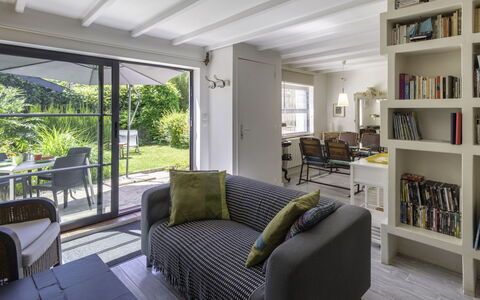 Entre Mer et Jardin: Furniture, Property, Shelf, Couch, Bookcase, Lighting, Building, Comfort, Interior Design, Architecture