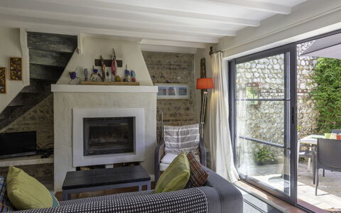 Entre Mer et Jardin: Property, Furniture, Building, Comfort, Wood, Picture Frame, Living Room, Interior Design, Floor