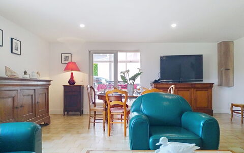 Le Saint Vigor: Furniture, Interior Design, Flooring, Floor, Wood, Ceiling, Room, Couch, Living Room, Lighting