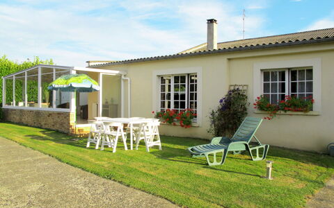 Le Saint Vigor: Sky, Cloud, Plant, Furniture, Property, Window, Building, House, Land Lot, Shade