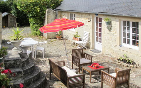Les Lutins: Plant, Table, Building, Furniture, Property, Window, Chair, Flowerpot, Outdoor Table, Outdoor Furniture