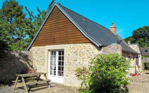 Les Lutins: Plant, Sky, Building, Property, Window, House, Outdoor Bench, Tree, Wood, Grass