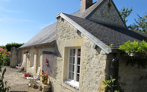 Les Lutins: Plant, Sky, Building, Window, Property, House, Land Lot, Cottage, Flower, Residential Area