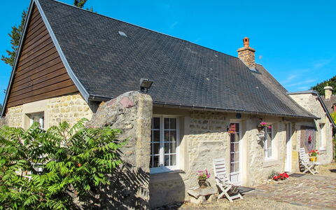 Les Lutins: Sky, Building, Plant, Window, House, Thatching, Land Lot, Cottage, Roof, Facade