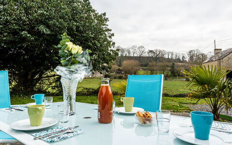 Le Clos Renard: Cloud, Table, Sky, Furniture, Plant, Property, Mountain, Tableware, Building, Nature