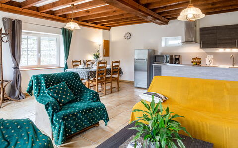 Le Clos Renard: Cloud, Table, Sky, Furniture, Plant, Property, Mountain, Tableware, Building, Nature