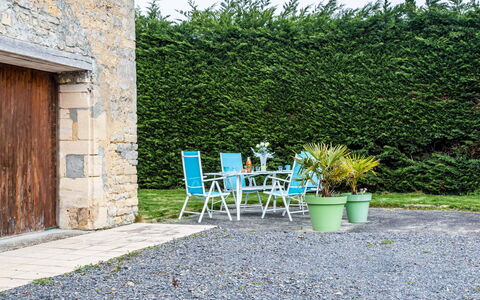 Le Clos Renard: Cloud, Table, Sky, Furniture, Plant, Property, Mountain, Tableware, Building, Nature