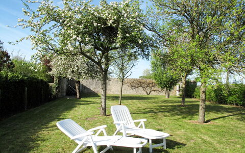 Le Repos: Plant, Sky, Plant Community, Property, Furniture, Leaf, Nature, Natural Landscape, Botany, Shade