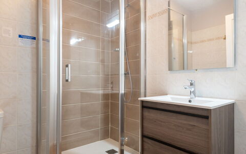 Barneville Carteret 620: Plumbing Fixture, Sink, Mirror, Property, Bathroom Cabinet, Tap, Building, Bathroom, Bathroom Sink