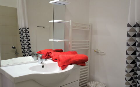 Le Parc de la Chaumière: Mirror, Tap, Plumbing Fixture, Property, Sink, White, Bathroom Sink, Bathroom, Lighting, Purple