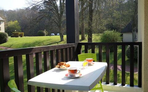 Le Parc de la Chaumière: Plant, Table, Furniture, Tableware, Food, Property, Green, Nature, Chair, Tree