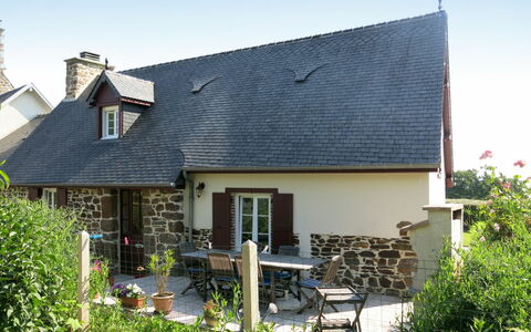 La Chevalerie: Property, House, Cottage, Building, Home, Roof, Real Estate, Residential Area, Farmhouse, Architecture