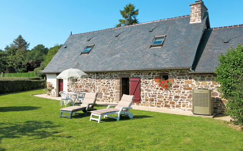 La Chevalerie: Plant, Sky, Building, Window, Tree, House, Outdoor Bench, Land Lot, Grass, Natural Landscape