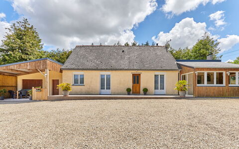 Entre Mer et Campagne 3: Cloud, Sky, Building, Property, Window, Plant, House, Tree, Land Lot, Road Surface