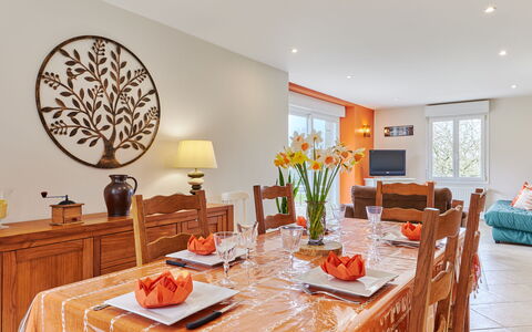 Le Lanchon: Table, Furniture, Flower, Property, Plant, Cabinetry, Decoration, Interior Design, Orange, Architecture