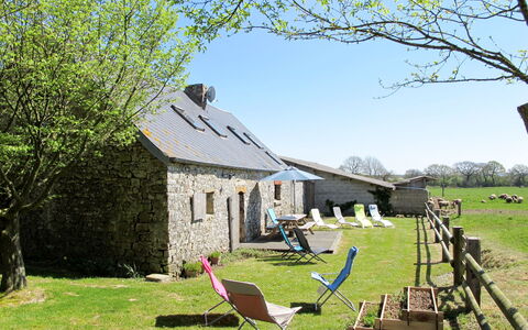 La Bergerie: Property, Cottage, House, Farmhouse, Rural Area, Tree, Home, Building, Grass, Yard