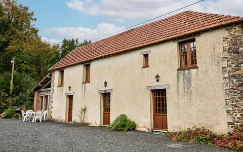 Savigny 608: Plant, Cloud, Sky, Property, Building, Window, Tree, House, Door, Land Lot