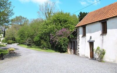 Savigny 608: Property, House, Cottage, Real Estate, Residential Area, Home, Tree, Road, Building, Rural Area