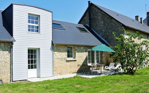 De Malau: Property, House, Home, Cottage, Building, Real Estate, Siding, Roof, Residential Area, Farmhouse
