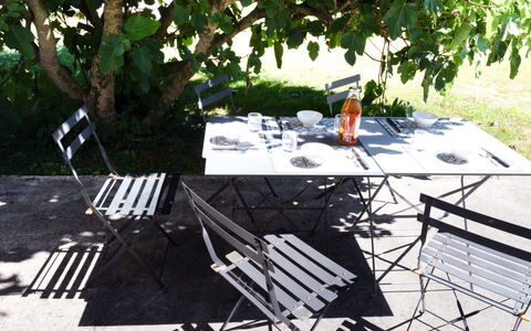 De Malau: Table, Plant, Outdoor Furniture, Shade, Chair, Line, Urban Design, Outdoor Table, Tree, Tints And Shades